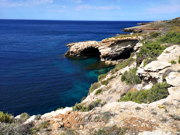 ghar lapsi coastline caves malta